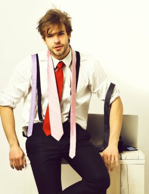 Beyaz arka planda renkli kravatları olan sakallı maço adam.