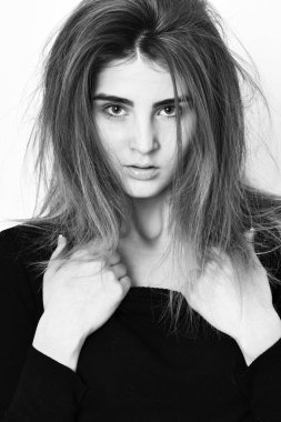 Siyah kazakla poz veren çok tatlı seksi beyaz kız.