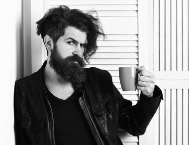 Kafkasyalı vahşi hippi elinde bardak ya da kupa tutuyordu.