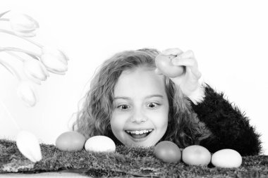 Mutlu gülümseyen Paskalya kızı renkli yumurtalar ve lale çiçekleriyle