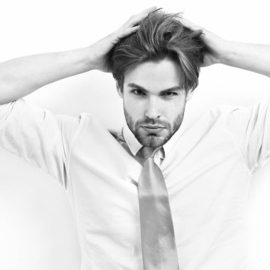 Beyaz stüdyo arka planında asit turuncusu kravatlı beyaz maço, ofis çalışanı konsepti