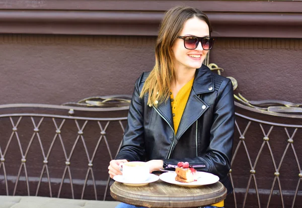 Sobremesas e conceito da hora do almoço. Mulher com cara feliz — Fotografia de Stock