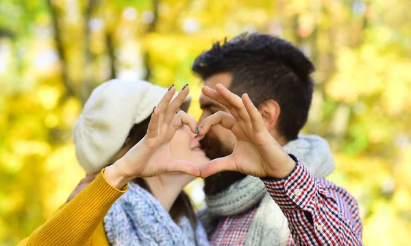 女の子と髭男または恋人上の日付キス — ストック写真