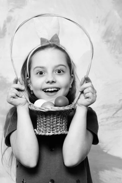 Kis boldog kislány gazdaság kosár húsvéti tojás — Stock Fotó