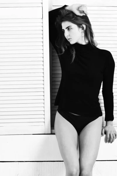 Bonito sexy menina posando no preto bodysuit — Fotografia de Stock