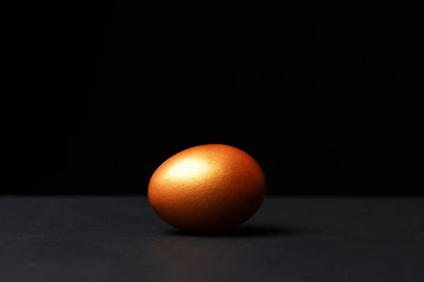 Telur tradisional dicat dalam warna emas Happy Easter konsep, ruang copy — Stok Foto
