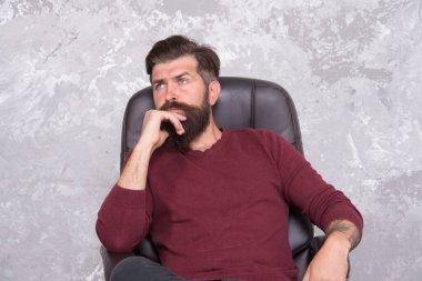 Ciddi bir sorun düşünüyorum. Ciddi hippi sandalyede rahatlar. Sakallı adamın ciddi bakışları. Sorun çözülüyor. İkilem. Düşünceli ve ciddi.