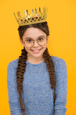 Benim için büyük bir onur. Küçük akıllı kız gözlük takıyor. Akıllı çocuk. Gözlüklü sevimli kız. Mükemmel bir öğrenci. Başarı ve mutluluk. Prenses kavramı. Kız prenses. Mutlu gülümseme prenses
