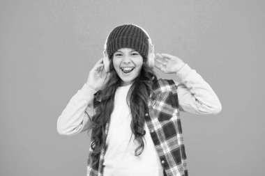 Çocuk müzik dinle. Sevimli küçük kız kulaklık takıyor, müzik dinliyor. Mobil cihaz için en iyi müzik uygulamaları. Sesin tadını çıkar. Hobi ve boş zaman. Önümüzdeki yıllarda müzik endüstrisini değiştirecek eğilimler