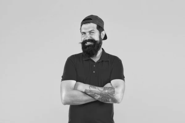 Confiante e elegante. Feliz fundo amarelo hipster. Homem barbudo em estilo moderno hipster. Estilo de vida Hipster. Cool hipster com barba usar boné de beisebol. Moda e estilo. Barbearia. Barbeiro de barba — Fotografia de Stock