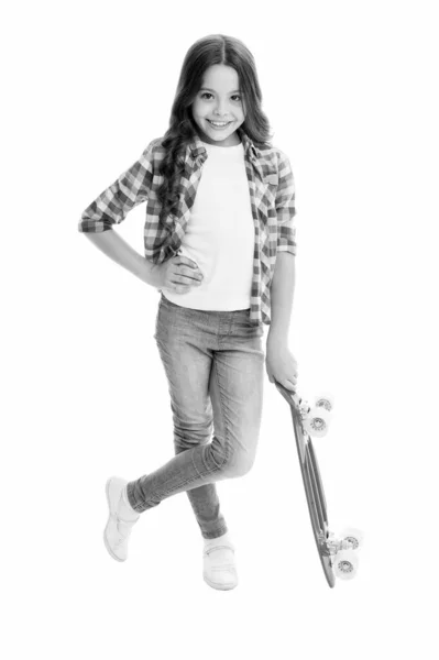 トレンディな女の子。夏休みだ。ペニーボードで楽しんでいる子供。子供の笑顔の顔はスケートボードスタンド。ペニーボード女の子のためのかわいいスケートボード。乗るぞ。女の子乗りペニーボード白の背景 — ストック写真