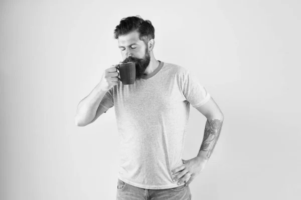 Son petit déjeuner parfait. Bilan hydrique et soins de santé. L'homme barbu aime la routine matinale. gorgée d'énergie. boisson hipster brutale. tasse de boisson chaude. homme style décontracté boire du thé. Bonjour café — Photo