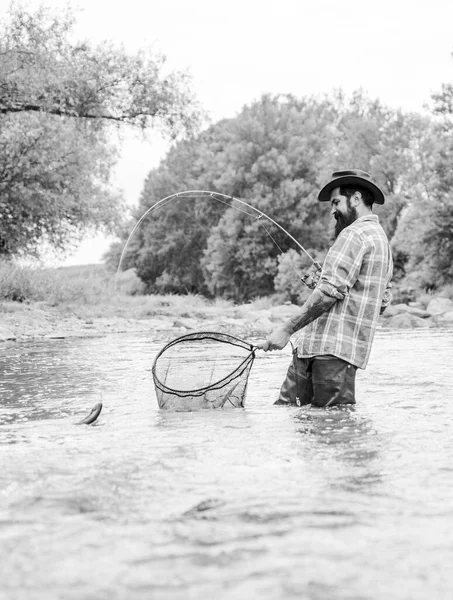 Pêche hors limites. pêcheur barbu dans l'eau. homme mûr mouche pêche. homme attrapant des poissons. hobby et activité sportive. Pothunter. week-end d'été. Pêche au gros. pêcheur avec canne à pêche — Photo