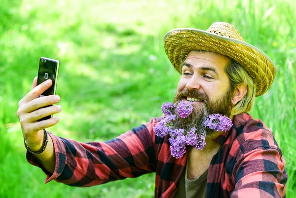 Redes sociales. Internet disponible en la mayoría de los rincones remotos del país. Internet y comunicación asequibles de alta calidad. Cowboy hipster en el campo con smartphone. Videollamada. Comunicación en línea — Foto de Stock