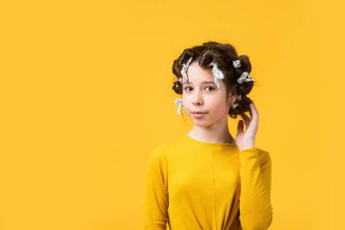 Alüminyum folyo saç bigudileriyle poz ver. Kuaförde oynayan, saç bigudili mutlu kız. Çocuklar için saç stili yapmak için kolay ipuçları. Kuaför aletleri ve saç aksesuarları. Mutlu yüzlü çocuk. Boşluğu kopyala