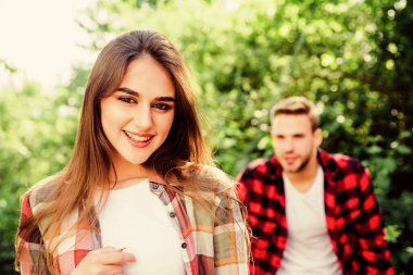 Biz güçlüyüz. Aile hafta sonu. Romantik randevu. Dışarıdaki çiftin ilk karşılaşması. İlişki. Seçici odaklı bir kız ve parktaki bir adam. Birbirine aşık çiftler. Sevgililer günün kutlu olsun. Ormanda yaz kampı