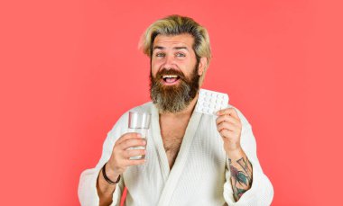 Ağrı kesiciler. Nöbetçi işçiler depresyon ve sağlık sorunları riskini artırdılar. Sabahları susayan adam. Hippi suyu içer, ilaç alır. Akşamdan kalma konsepti. Baş ağrısı sersemliği. Akşamdan kalma ilacı.