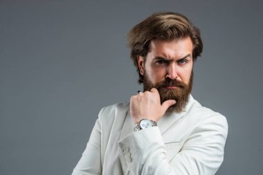 Modern usul. Erkek güzellik ve moda. Mükemmel sakallı ve bıyıklı acımasız bir iş adamı. Yelek giyen gerçek patron. Olgun sakallı adam. Güven ve karizma. Yakışıklı adam ofis kıyafeti giyiyor.