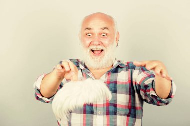 Yaşlılar. Sakallı, gri saçlı dede. Saç dökülmesi. İlk işaretler kelleşiyor. Saçları dökülen adam. Yapay saç. Sağlık hizmeti konsepti. Çeşitli faktörlerden kaynaklanan erkek kalıtımsal kellik genetik durumu