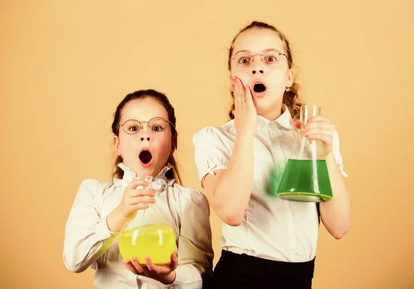 Ημέρα γνώσης. Μαθήτριες φίλες με χημικά υγρά. Παιδική ηλικία και ανατροφή. Γνώση και πληροφόρηση. Πειραματιζόμαστε μαζί. Εκπαιδευτική ιδέα. Βασικές γνώσεις. Εκπληκτικό πείραμα. — Φωτογραφία Αρχείου