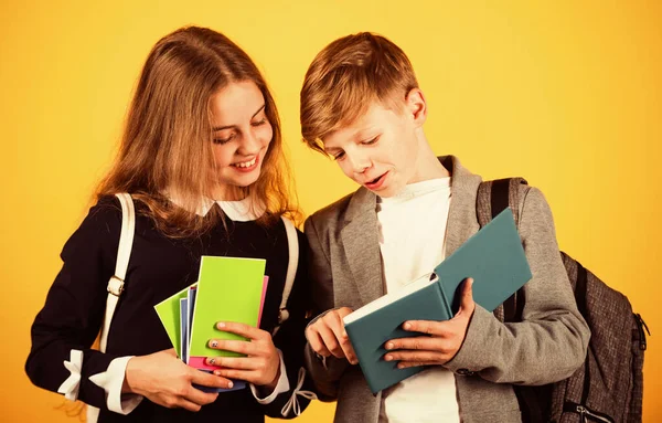 Desarrollo de talento. Educación escolar de nivel avanzado. Clases para adolescentes. Intercambio de estudiantes internacionales. Conocimiento escolar. Mejor juntos. Estudiante listo para las lecciones. Programa escolar regular — Foto de Stock