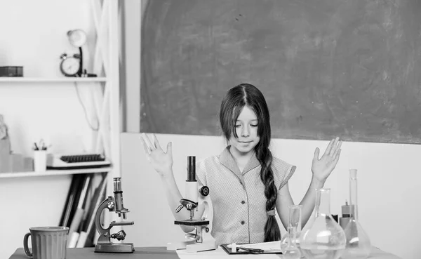 Gadis kecil dengan mikroskop. Gadis kelas biologi tabung pengujian. Pelajaran sains. Laboratorium sekolah. Eksperimen ilmiah. Pelajaran menarik. Jelajahi mikrobiologi. Studi biologi. Pendidikan biologi — Stok Foto