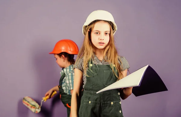 Niños niñas planeando la renovación. Pintar paredes. Múdate a un apartamento nuevo. Las hermanas de los niños dirigen la renovación de su habitación. Proceso de renovación de control. Hermanas felices renovando su casa. Actividad de mejora —  Fotos de Stock