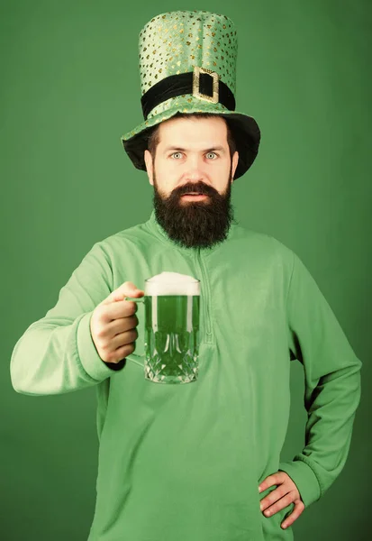爱尔兰酒吧 喝啤酒的部分庆祝。 酒吧季节性假日菜单. 绿色啤酒杯。 干杯！ 酒精饮料。 让我们开始派崔克派对。 爱尔兰传统。 男子残忍的胡子嬉皮士喝了一品脱啤酒 — 图库照片