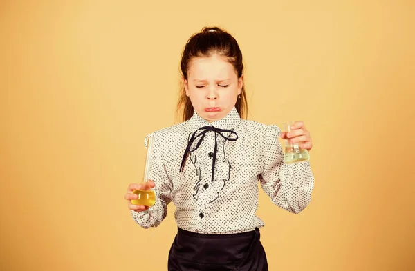 Divertirse con la química. Concepto educativo. Medidas de seguridad. Estudio para niños pequeños. Lección de química. Visión e invención. Experimento educativo. Química divertida. Colegiala con coloridos líquidos químicos — Foto de Stock