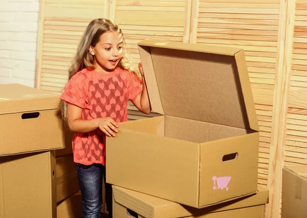 적절 한 설계. 행복 한 어린 소녀. 이동 개념. 새 아파트에 요. 새로운 거 주지를 매입하는 것. 행복 한 어린이판지 상자. 판지 상자 - 새로운 집으로 이사하는 모습 — 스톡 사진