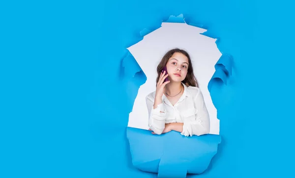 Menina pequena falar no telefone móvel. O miúdo tem uma conversa de telemóvel. Chamada de negócios. Fale com um amigo. comunicação moderna da vida. conceito de nova tecnologia. smartphone. espaço de cópia — Fotografia de Stock