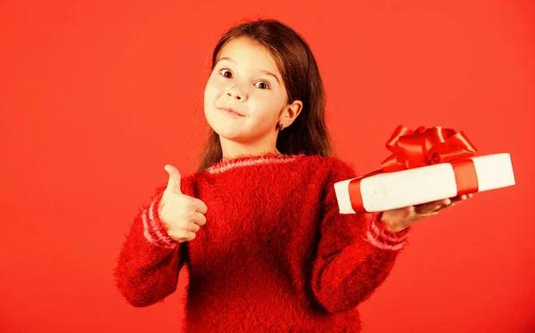 Desconto de compras sazonais. pequena menina perfeito santa presente. Grande venda de Natal. caixa de presente criança hold. conceito de dia de boxe. tudo o que eu sonho. Feliz Ano Novo. férias de inverno e alegria de xmas — Fotografia de Stock