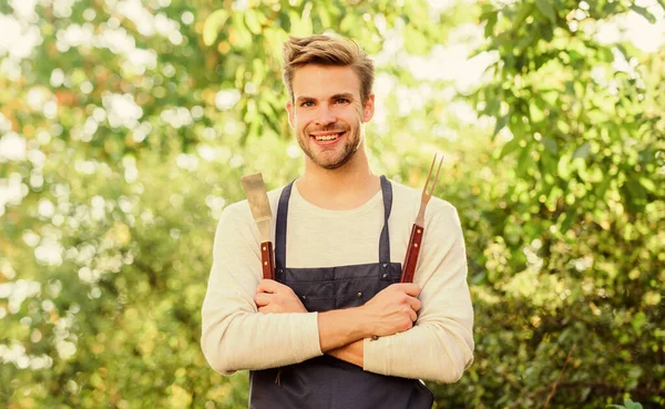 Chef fiducioso. Concetto culinario. Cuoco che cucina cibo barbecue. Strumenti per arrostire carne all'aperto. grigliata uomo. utensili da cucina picnic. Weekend di festa all'aperto. Una gita in famiglia. Picnic estivo — Foto Stock