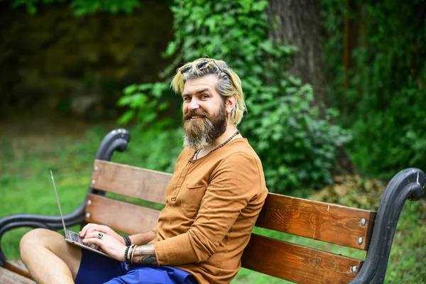 Analyse de la stratégie. hipster inspiré pour travailler dans le parc. des affaires agiles. étudiant mature travaillant sur ordinateur. aller faire du shopping sur cyber lundi. homme barbu assis sur un banc avec ordinateur portable. enseignement à distance en ligne — Photo