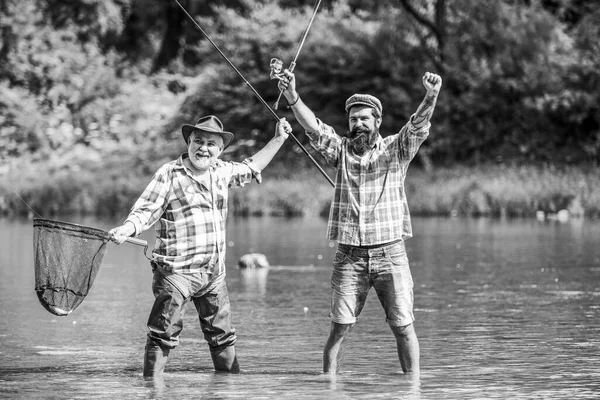 Visser met vishengel. Activiteit en hobby. Vissen zoetwater vijver rivier. Baard mannen die vis vangen. Meester Baiter. Volwassen man met vriend vissen. Zomervakantie. Gelukkige vrolijke mensen — Stockfoto