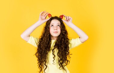 Genç ve güzel. Küçük çocuğun sağlıklı kahvaltısı. Diyet ve vitamin konsepti. Yaz çileği hasadı. Çocuk çileğe bayılıyor. Küçük kız çilek yiyor. sağlıklı diyet yemekleri. Çocuk sağlığı hizmetleri