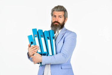 Yeniden sayım ve mali kontrol. Fazla mesai. Proje müdürü. Proje yöneticisi. Proje belgeleri. Teslim tarihi konsepti. Adam dosya taşıyor. Belgelerle çalış. Arşivleri ara. Belgeler.