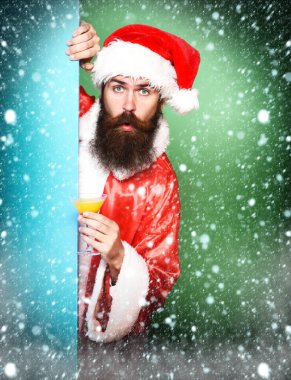 Şaşırmış sakallı Noel Baba adam