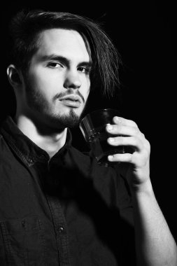 Viskili ciddi sakallı adam.