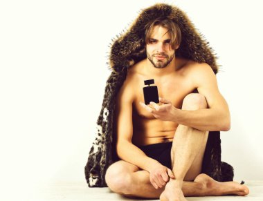 Beyaz arka planda kürklü maço sakallı adam.