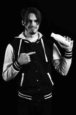 Beyzbol ceketli gülen adam.