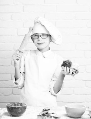 Lekeli tatlı aşçı çocuk.