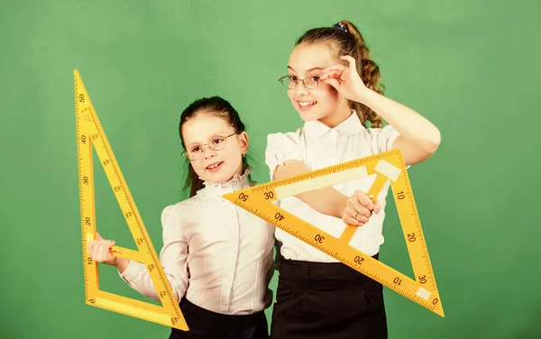 Schoolstudenten leren geometrie. Leerling leuke meisjes met grote linialen. kleine meisjes terug naar school. Studieprogramma 's. Wiskundeles. Onderwijs en kennis. middelbare school — Stockfoto