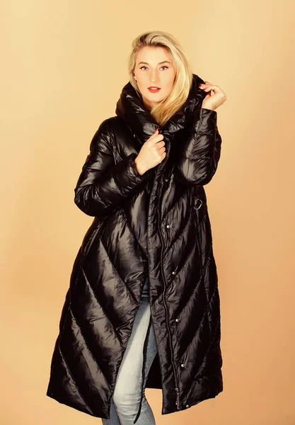 Abrigo cálido. Cómoda chaqueta. De vuelta en negro. Encontrar la chaqueta de invierno adecuada es esencial para disfrutar de la temporada de invierno. Hermosa rubia de moda. Chica disfrutar de usar chaqueta brillante con capucha —  Fotos de Stock