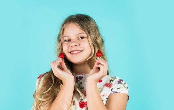真贴心带草莓的女孩早餐吃草莓。小孩在吃浆果。夏天的童年。享受这一刻。富含维生素的水果。饮食和节食。只提供有机食品 — 图库照片