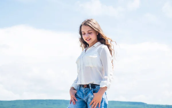 Sensación de libertad. Moda elegante niño bebé niña al aire libre. niño lindo elegante posando en primavera. Diversión de verano y concepto de ocio. modelo de moda posando. su estilo de moda —  Fotos de Stock