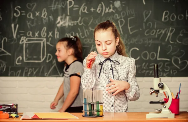 Científico en el trabajo. experimentos científicos en laboratorio. Lección de biología. De vuelta a la escuela. Niñas en laboratorio. Microscopio. Investigación química. Niños usando microscopio. trabajo científico con microscopio — Foto de Stock