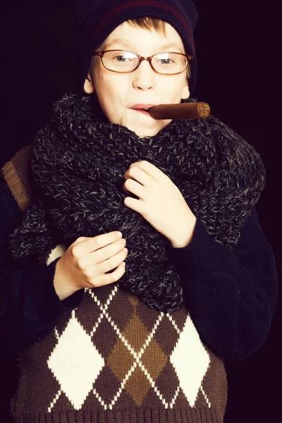 Garçon nerd dans des lunettes avec cigare — Photo
