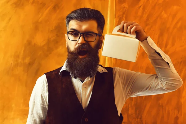 Homem barbudo, brutal hipster caucasiano com bigode segurando lancheira — Fotografia de Stock