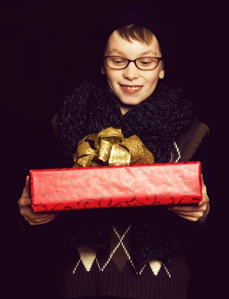 Nerd menino com caixa de presente — Fotografia de Stock